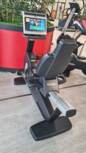 velo semi allongé technogym